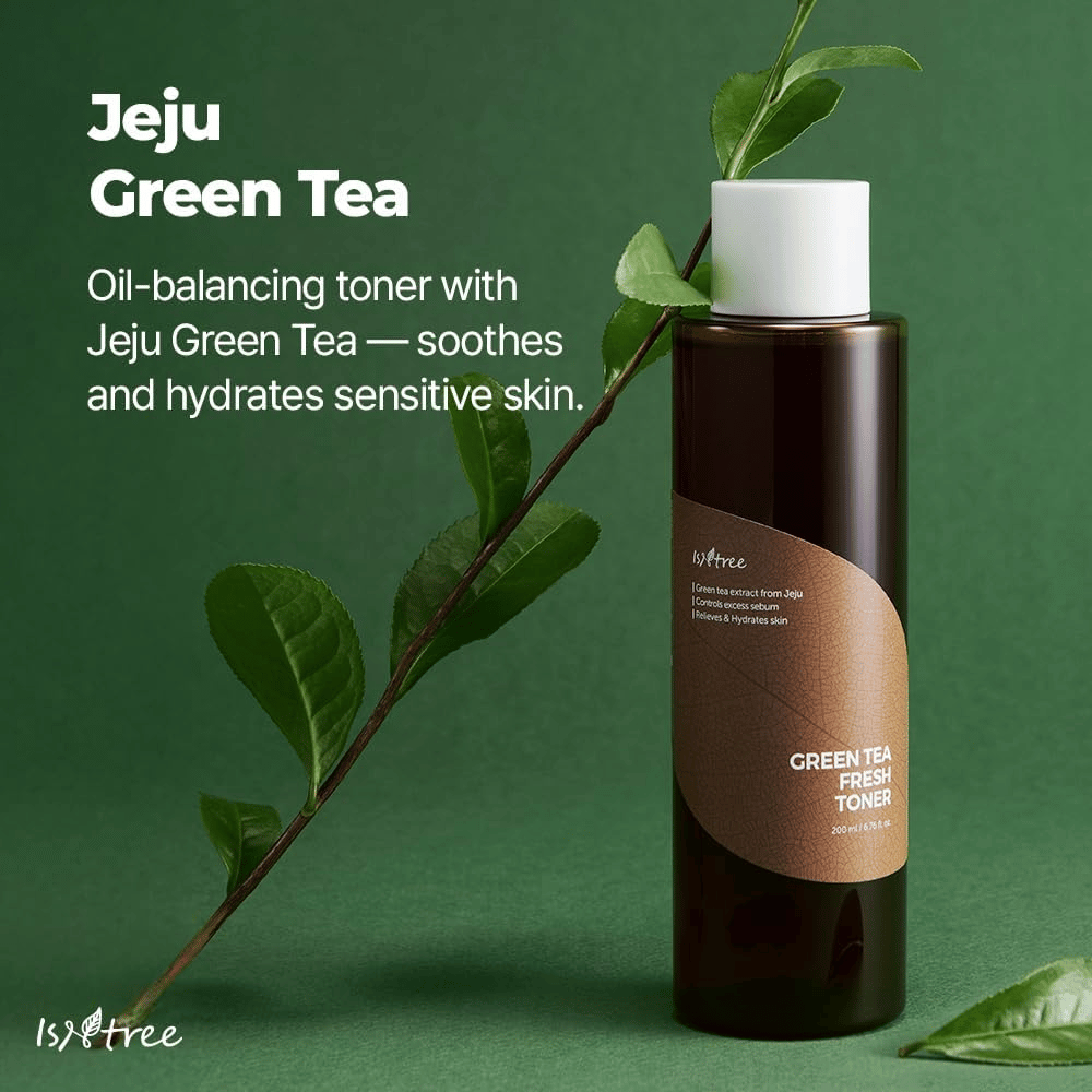Isntree Green Tea Fresh Toner zusammen mit grünen Teeblättern aus Jeju präsentiert. Das Bild betont den Gehalt des Toners an grünem Tee, der dabei hilft, die Haut mit Feuchtigkeit zu versorgen, zu beruhigen und ins Gleichgewicht zu bringen.