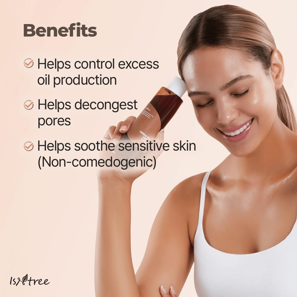 Eine Person hält Isntree Green Tea Fresh Toner an das Gesicht. Das Bild hebt die Vorteile des Toners hervor, wie das Ausgleichen der Talgproduktion, das Reinigen der Poren und das Beruhigen empfindlicher Haut, ohne die Poren zu verstopfen.