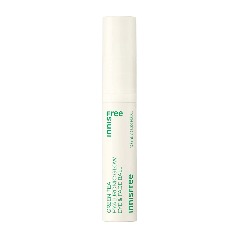 Innisfree Green Tea Hyaluronic Glow Eye & Face Ball wird in einer weißen Flasche mit grünem Text präsentiert. Das Produkt hat einen runden Applikator und enthält 10 ml. Das Design ist einfach und elegant, mit Fokus auf das Produkt im Vordergrund.