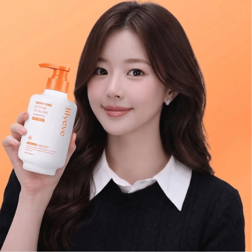 Person hält LILYEVE Grow:Turn Exosome 3D Volume Shampoo für volumengebende Haar- und Kopfhautpflege