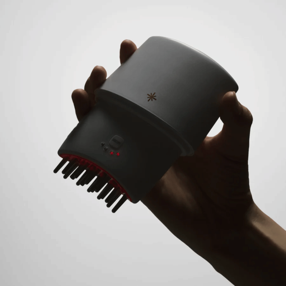 2. Lilyeve GrowTurn Pro – handgehaltenes Kopfhautgerät mit Metallstiften und rotem LED-Licht