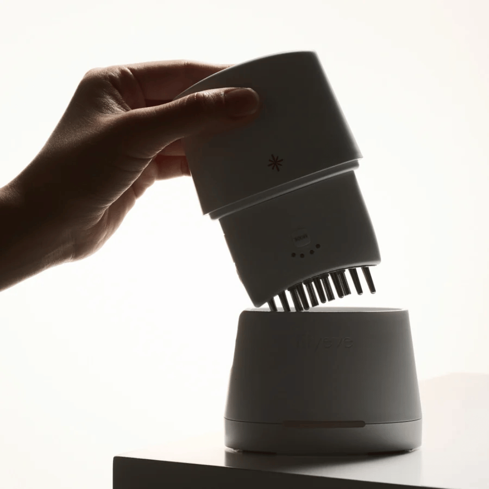 1. Lilyeve GrowTurn Pro – weißes Kopfhautgerät mit abnehmbarem Massageaufsatz und Ladestation