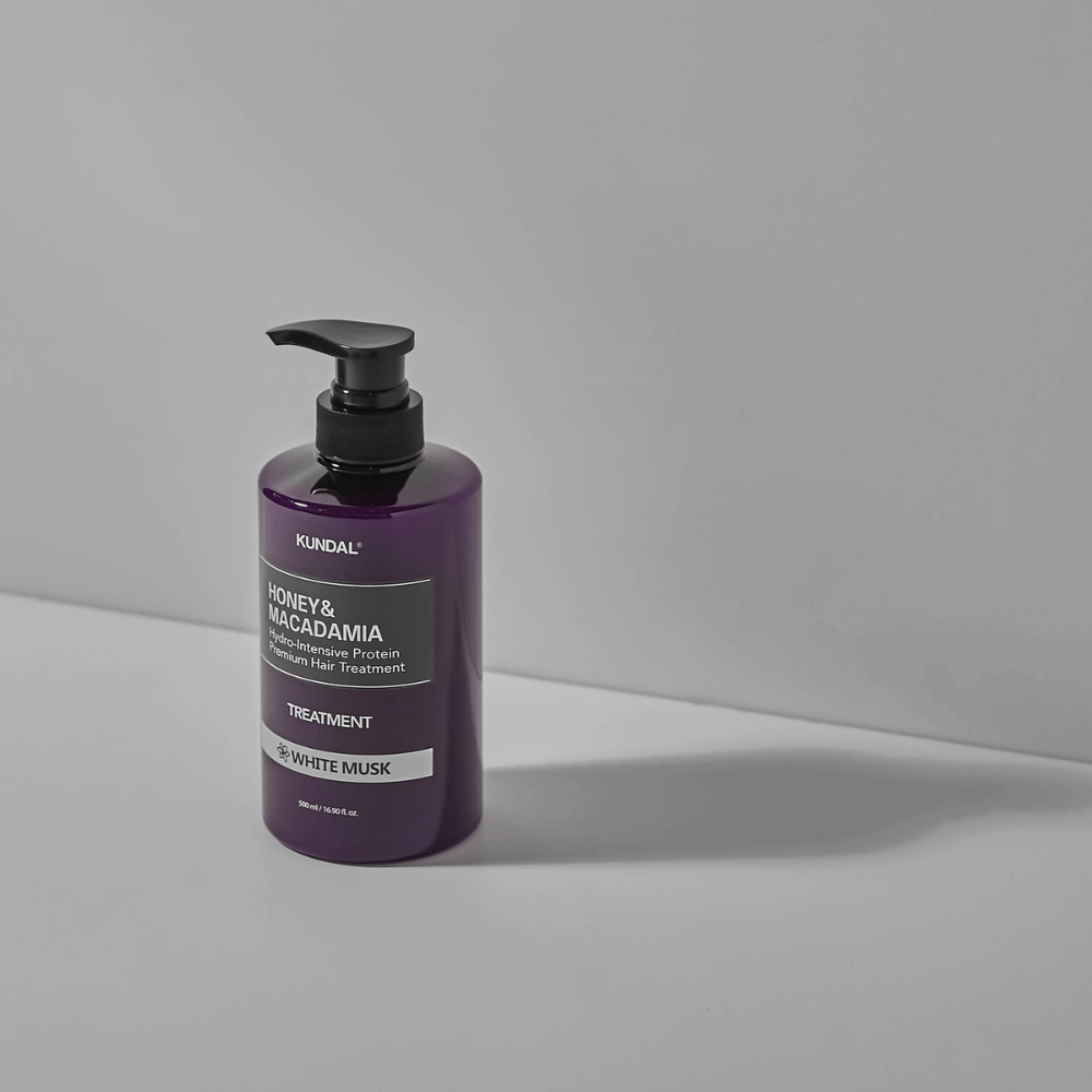 KUNDAL Honey & Macadamia Hydro-Intensive Protein Premium Hair Treatment White Musk in lila Pumpflasche, 500 ml.