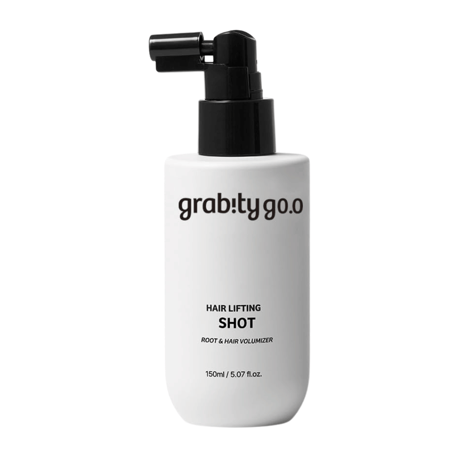 Grabity Hair Lifting Shot Root & Hair Volumizer in stilvoller weißer Sprayflasche. Ein volumenverleihendes Haarprodukt, das entwickelt wurde, um die Haarwurzeln anzuheben, dem Haar mehr Fülle zu verleihen und das Styling zu erleichtern.