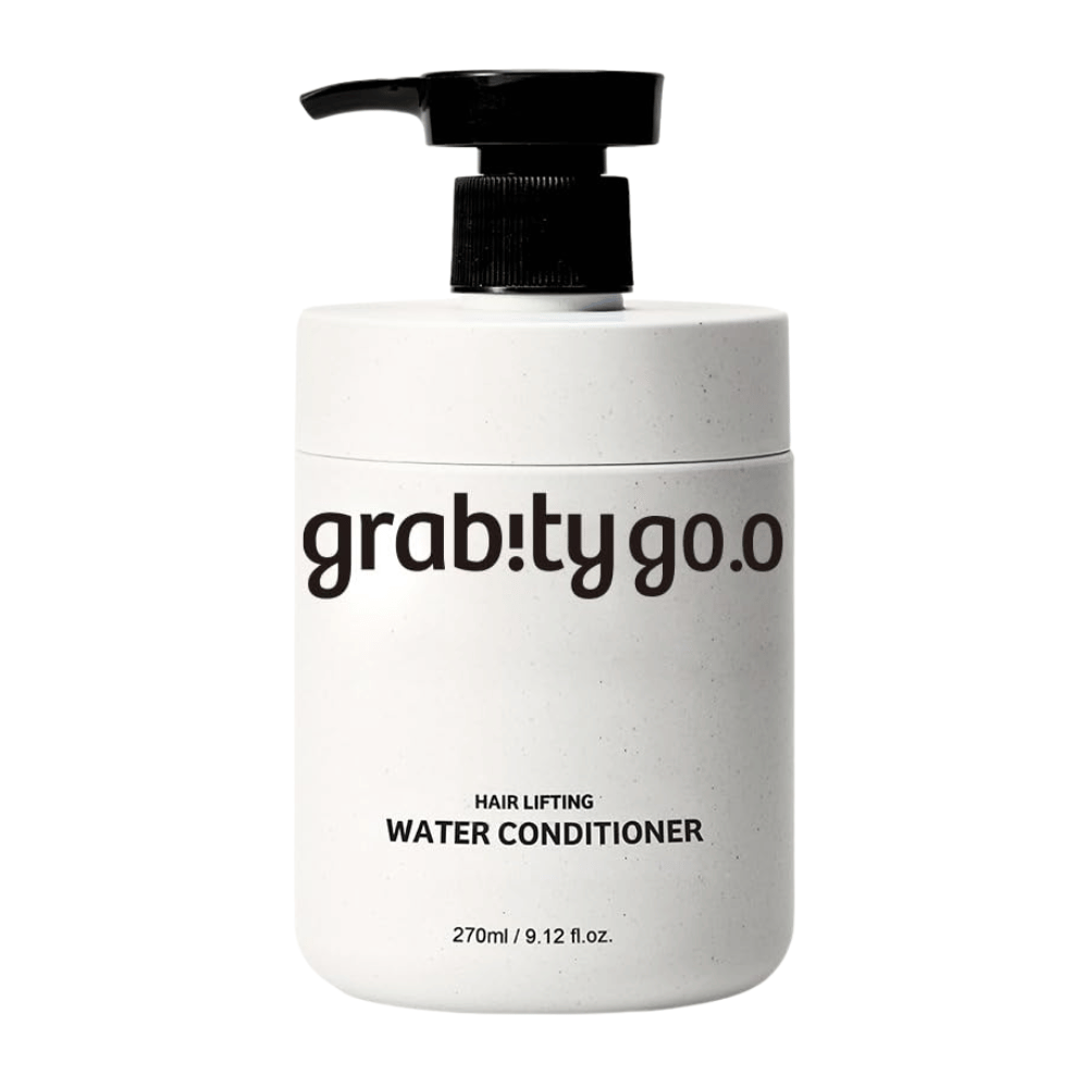Grabity Hair Lifting Water Conditioner in einer stilvollen weißen Pumpflasche vor hellem Hintergrund. Eine volumenverleihende Haarbalsam-Formel, entwickelt, um Geschmeidigkeit, Glanz und einen volleren Haareindruck zu verleihen.