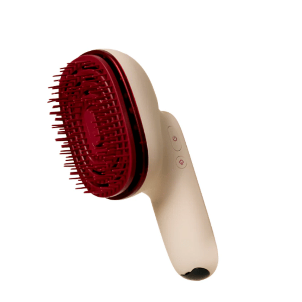Nahaufnahme von MOEV Hair Steamer Pro mit roten Borsten und ergonomischem Griff. Professionelle Haarpflegebürste mit Dampf und LED-Technologie.