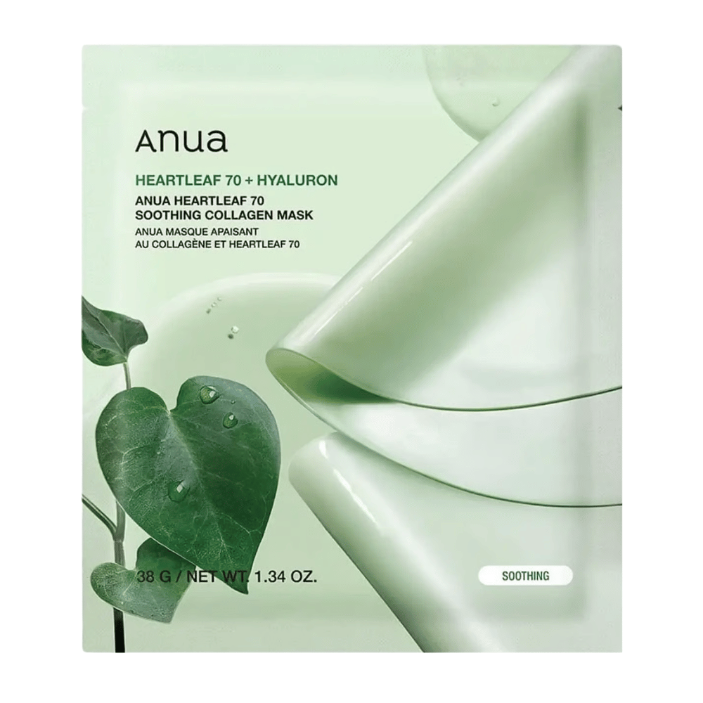 Reines Produktbild von Anua Heartleaf 70 Soothing Collagen Mask. Die Verpackung hat ein sanftes grünes Design, das beruhigende und feuchtigkeitsspendende Eigenschaften vermittelt. Heartleaf-Blätter mit Wassertropfen unterstreichen den Fokus des Produkts auf empfindliche Haut, Feuchtigkeitsbalance und pflegende Inhaltsstoffe. Das Produkt wird als beruhigende Kollagenmaske mit Heartleaf und Hyaluronsäure vermarktet.