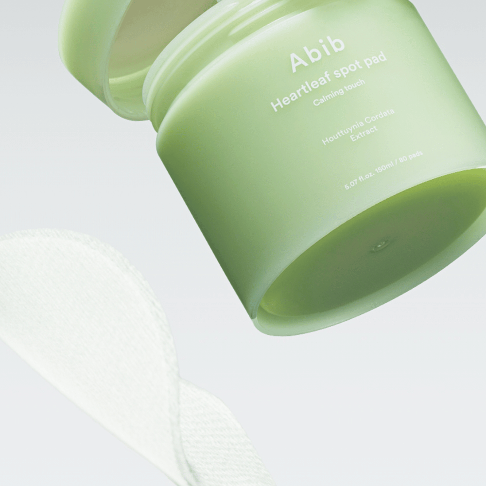 Dose mit Abib Heartleaf Spot Pad Calming Touch, enthält Houttuynia Cordata-Extrakt.