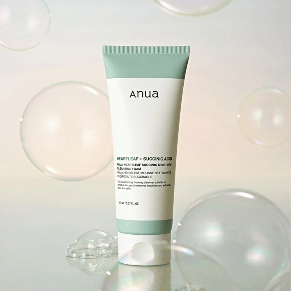 Produktbild von Anua Heartleaf + Succinic Acid Moisture Cleansing Foam, umgeben von transparenten Blasen. Das Bild verstärkt das Gefühl von sanfter Reinigung, Frische und luftigem Schaum.