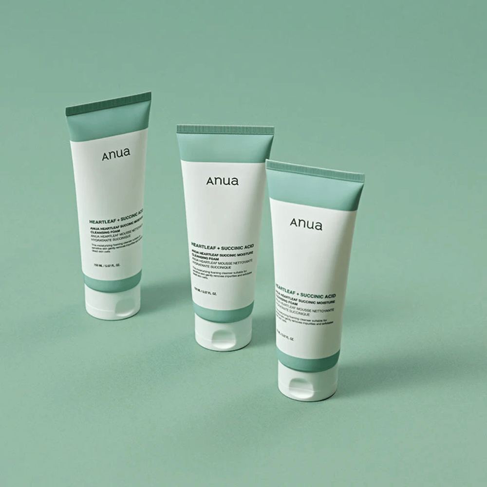 Drei Verpackungen von Anua Heartleaf + Succinic Acid Moisture Cleansing Foam, präsentiert vor einem hellgrünen Hintergrund. Das Bild hebt das klare und minimalistische Design des Produkts hervor und vermittelt einen professionellen Eindruck der Produktserie.
