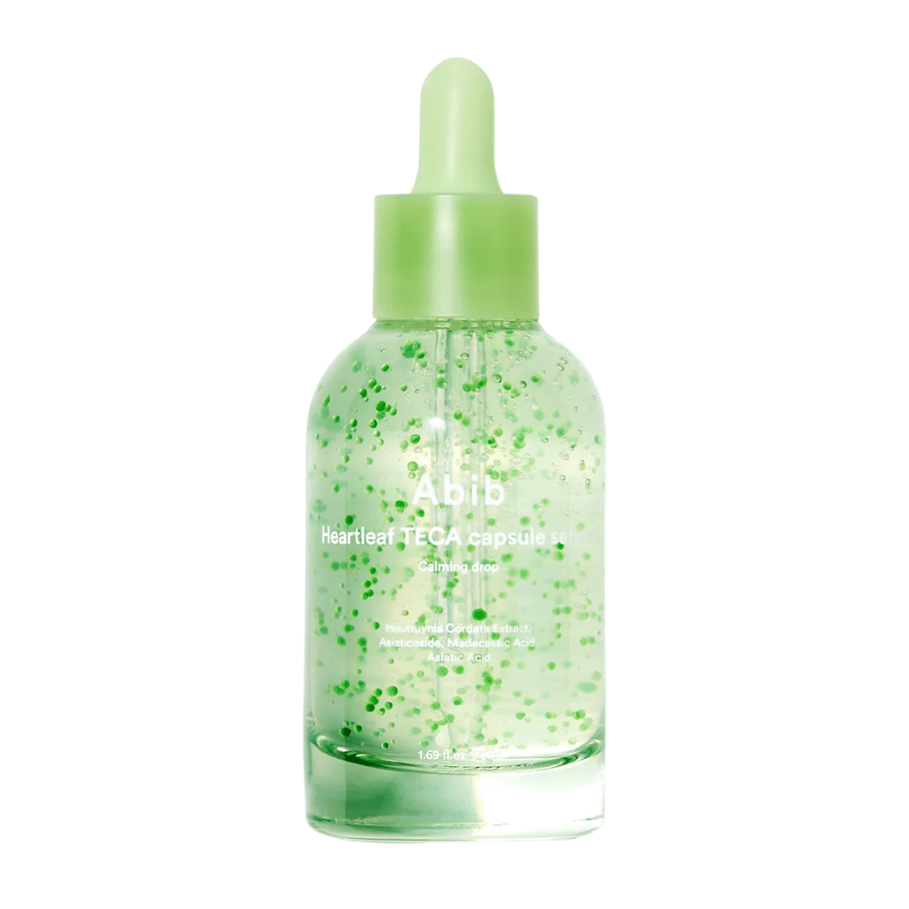 Reines Produktbild von Abib Heartleaf TECA Capsule Serum mit in der Flasche sichtbaren grünen Kapseln und Fokus auf dem beruhigenden Serumdesign.