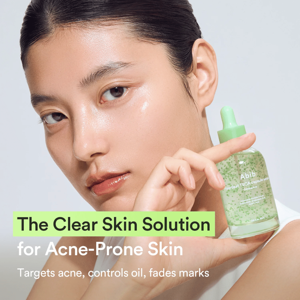 Kampagnenbild mit einem Model, das Abib Heartleaf TECA Capsule Serum hält, zusammen mit Text über klarere Haut für zu Akne neigende Haut und die Kontrolle von überschüssigem Öl.