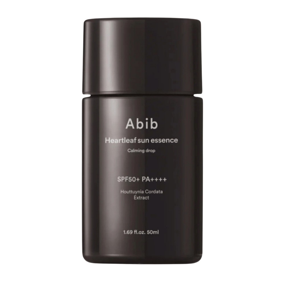 Produktbild von Abib Heartleaf Sun Essence Calming Drop in schwarzer Verpackung mit weißem Text und SPF50+ PA++++, 50 ml.