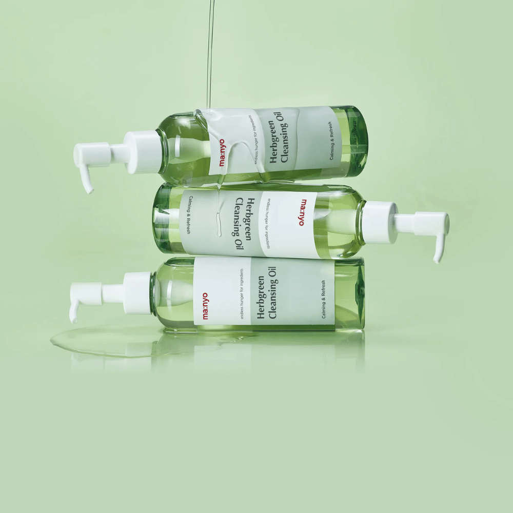 ma:nyo Herbgreen Cleansing Oil Reinigungsöl in gestapelten Flaschen, Ölreinigung, die Make-up, Sonnenschutz und Unreinheiten löst, ohne die Haut auszutrocknen
