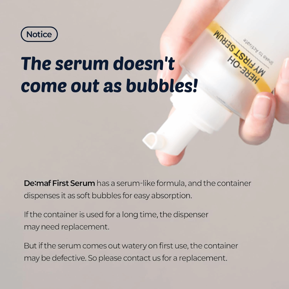 Informationsbild, das erklärt, dass De:maf Here-Oh My First Serum eine serumähnliche Formel hat, die als weiche Bläschen abgegeben wird und schnell einzieht.