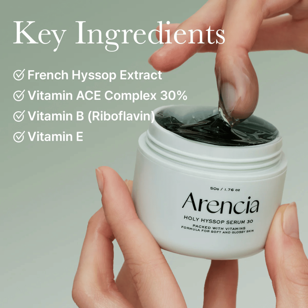 Nahaufnahme von Arencia Holy Hyssop Serum 30 – neue Formel mit französischem Ysop, Vitamin-ACE-Komplex und Vitamin B & E für strahlende Haut.