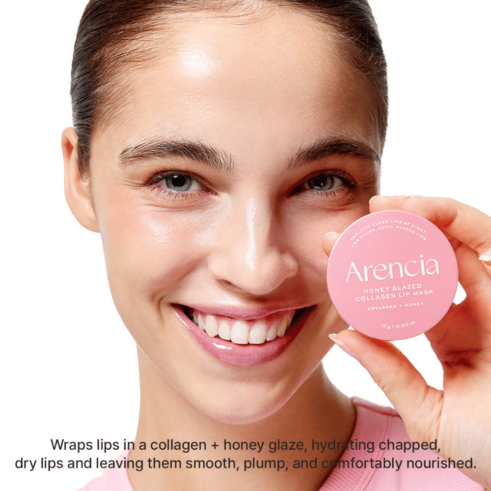 Model hält Arencia Honey Glazed Collagen Lip Mask hoch und zeigt das Ergebnis mit glänzenden, mit Feuchtigkeit versorgten und volleren Lippen. Der Fokus liegt auf intensiver Pflege für trockene und spröde Lippen.