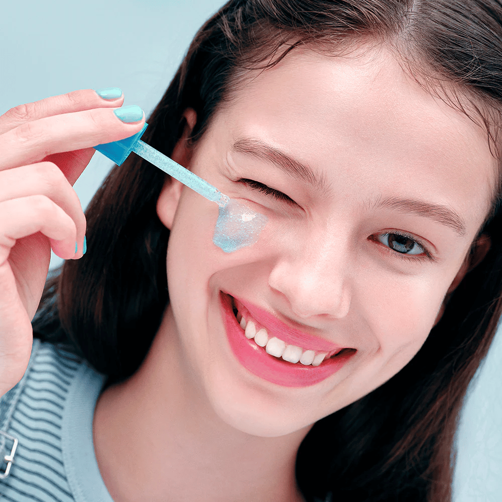 Anwendung von EQUAL BERRY Hyaltoin Flooding Serum mit Pipette – spendet Feuchtigkeit und verleiht Glow