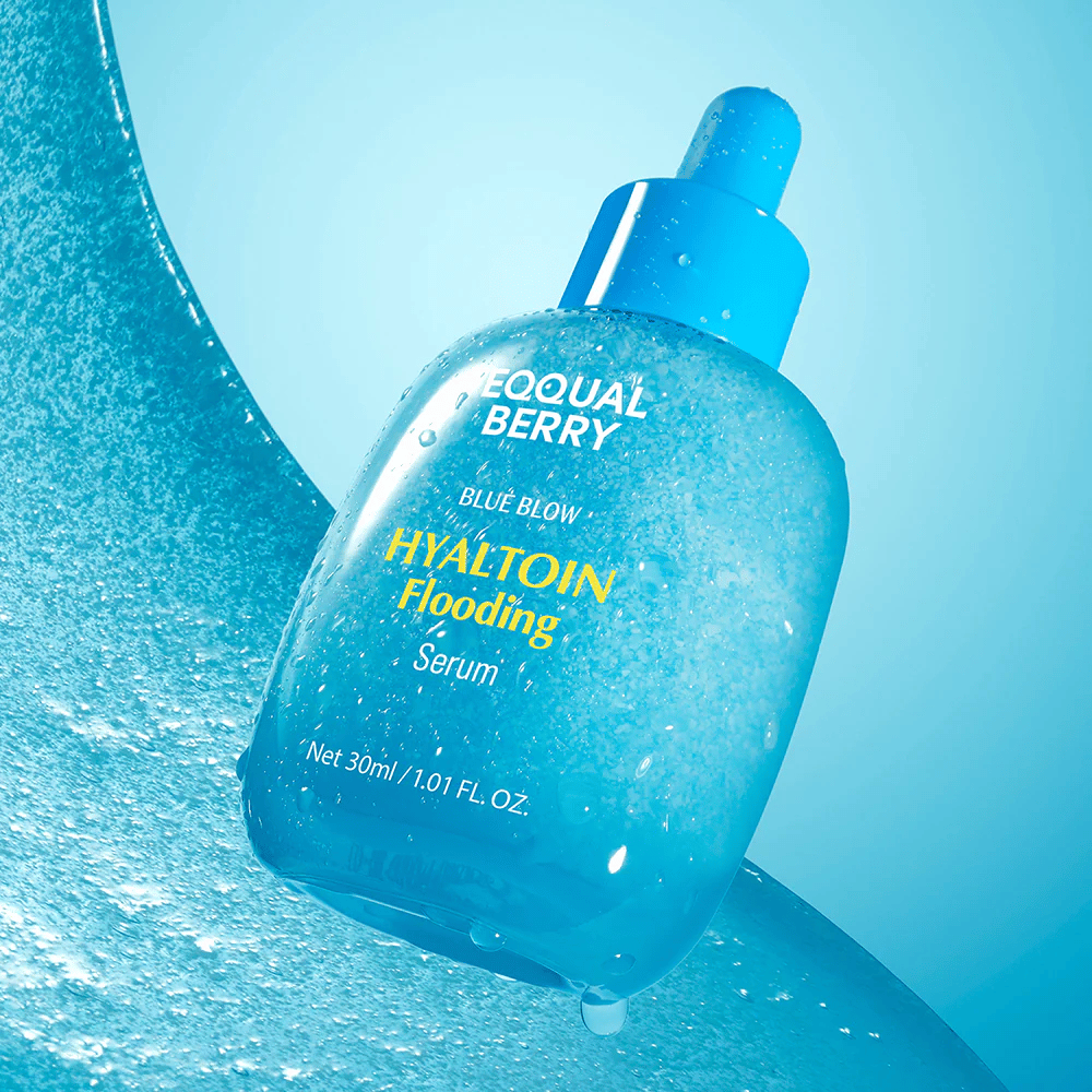 EQUAL BERRY Blue Blow Hyaltoin Flooding Serum 30 ml – feuchtigkeitsspendendes Serum mit Hyaluronsäure und beruhigender Wirkung, Produktbild mit Wassertextur