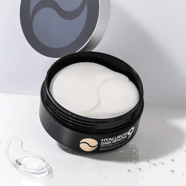 Nahaufnahme von Hyaluron Dark Benone Peptide 9 Ampoule Eye Patch – weiche Hydrogel-Augenpatches, die helfen, die Haut unter den Augen mit Feuchtigkeit zu versorgen, zu glätten und aufzufrischen.
