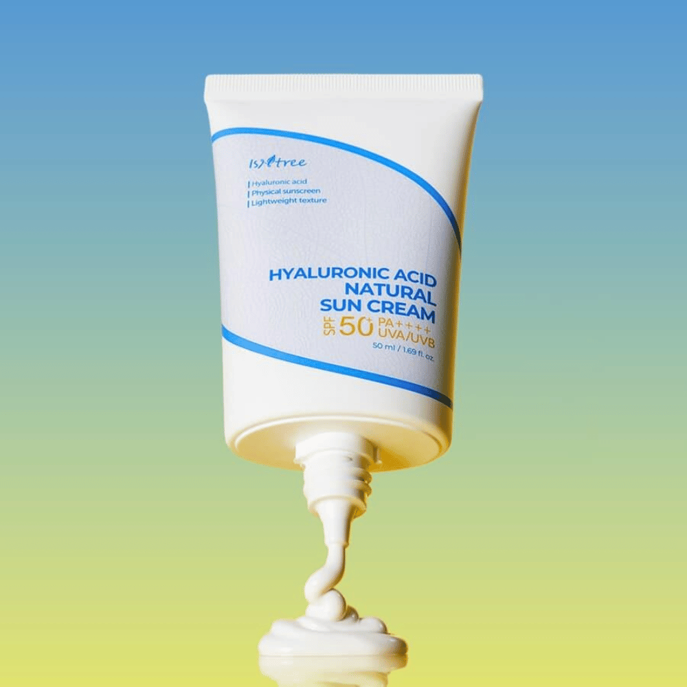 Isntree Hyaluronic Acid Natural Sun Cream ist eine Sonnencreme mit SPF50+ PA++++, die einen starken Schutz gegen sowohl UVA- als auch UVB-Strahlen bietet. Sie enthält Hyaluronsäure, die tiefenwirksam Feuchtigkeit spendet, während der physikalische Filter sanft zur empfindlichen Haut ist.