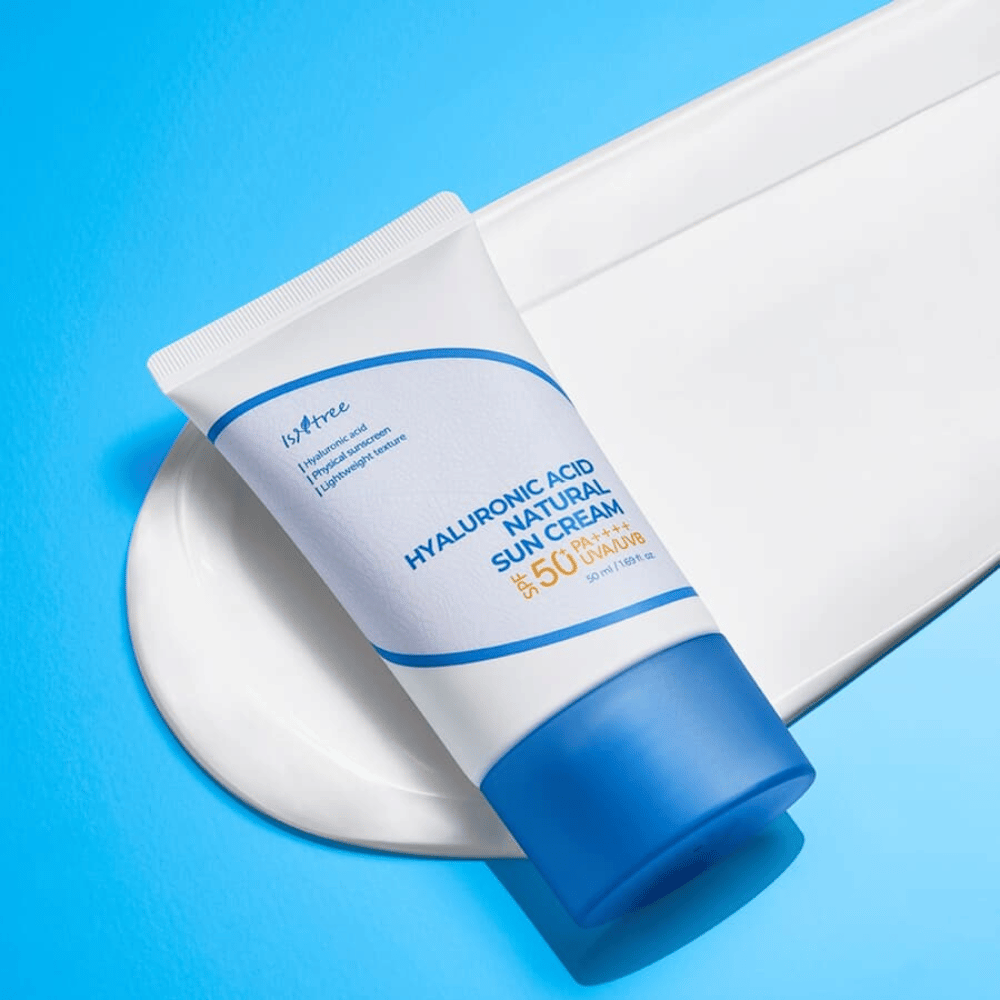 Isntree Hyaluronic Acid Natural Sun Cream ist eine physikalische Sonnencreme mit SPF50+ PA++++, die die Haut vor UV-Strahlung schützt und gleichzeitig mit Hyaluronsäure Feuchtigkeit spendet. Die leichte Formel ist für empfindliche Haut geeignet und hinterlässt keinen weißen Film.