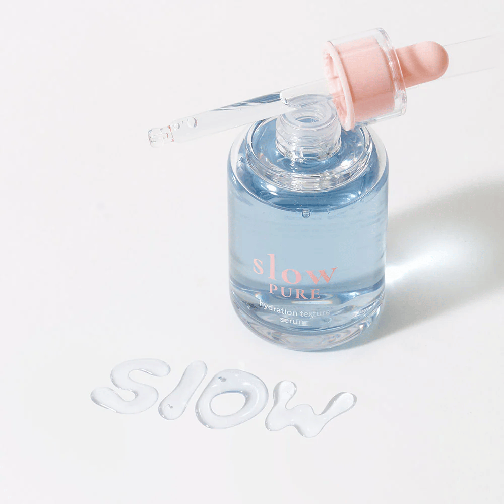 Slow Pure Hydration Texture Serum mit geöffneter Pipette, Text im Serum auf der Oberfläche geschrieben: "Slow".