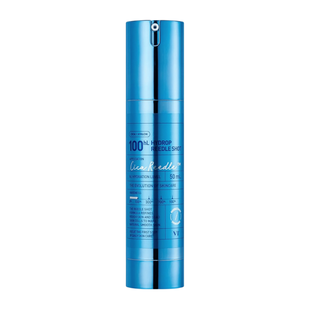 Blaue zylinderförmige Flasche VT Cica Hyalon Hydrop Reedle Shot 100hL, 50 ml, mit Pumpe und Silberdetails, stehend vor weißem Hintergrund.