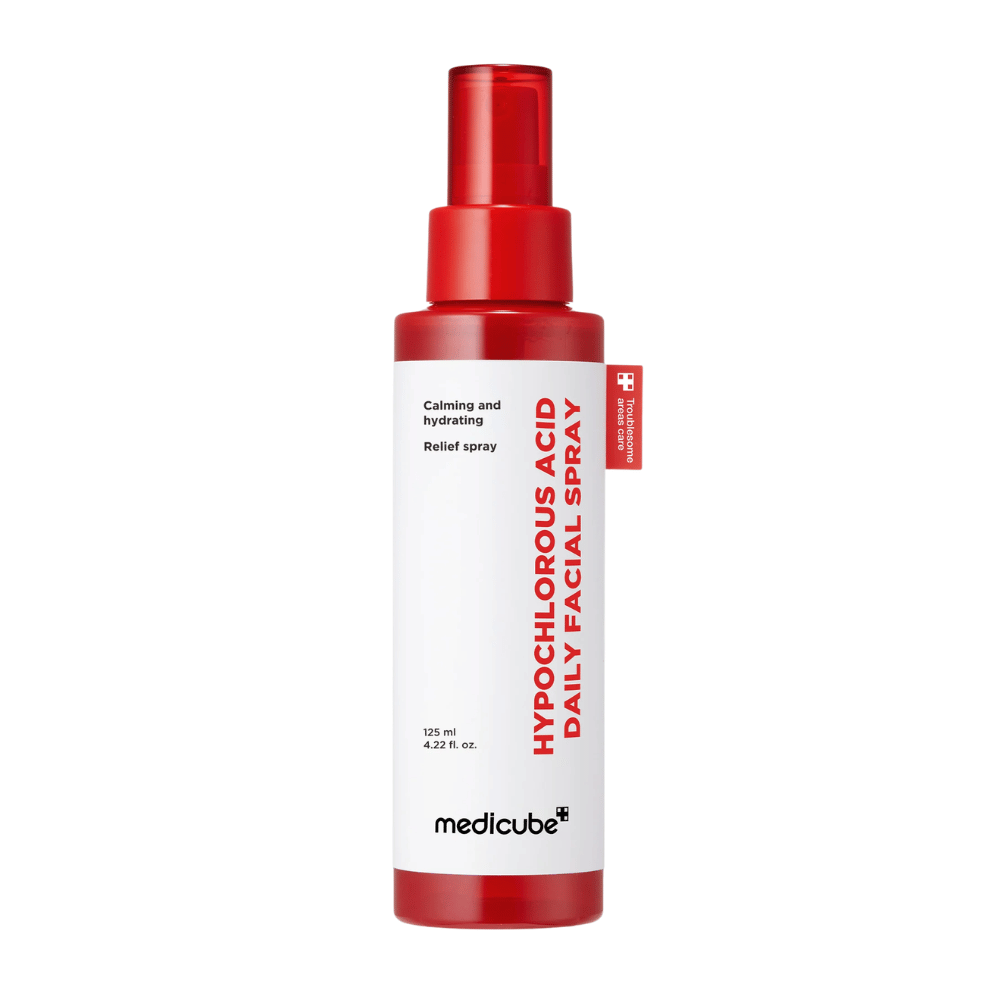 Freigestelltes Produktbild von Medicube Hypochlorous Acid Daily Facial Spray auf hellem Hintergrund. Das rote und weiße Flaschendesign steht im Fokus und zeigt das reine und professionelle Erscheinungsbild des Produkts.