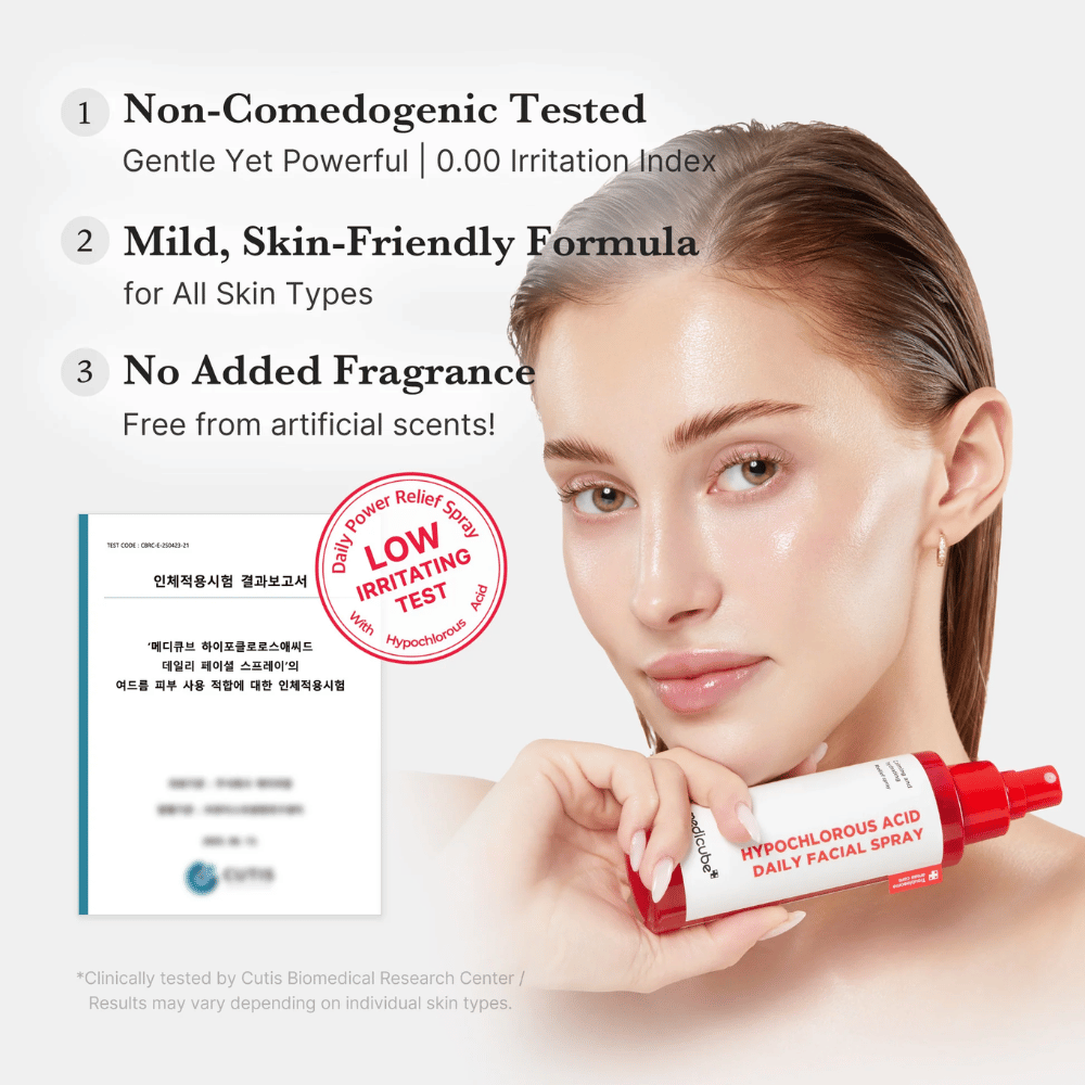 Model, das Medicube Hypochlorous Acid Daily Facial Spray hält, zusammen mit Informationen darüber, dass das Produkt auf geringe Reizwirkung getestet wurde, parfümfrei ist und für alle Hauttypen geeignet ist. Im Hintergrund wird ein Testzertifikat gezeigt, um die Glaubwürdigkeit des Produkts zu stärken.