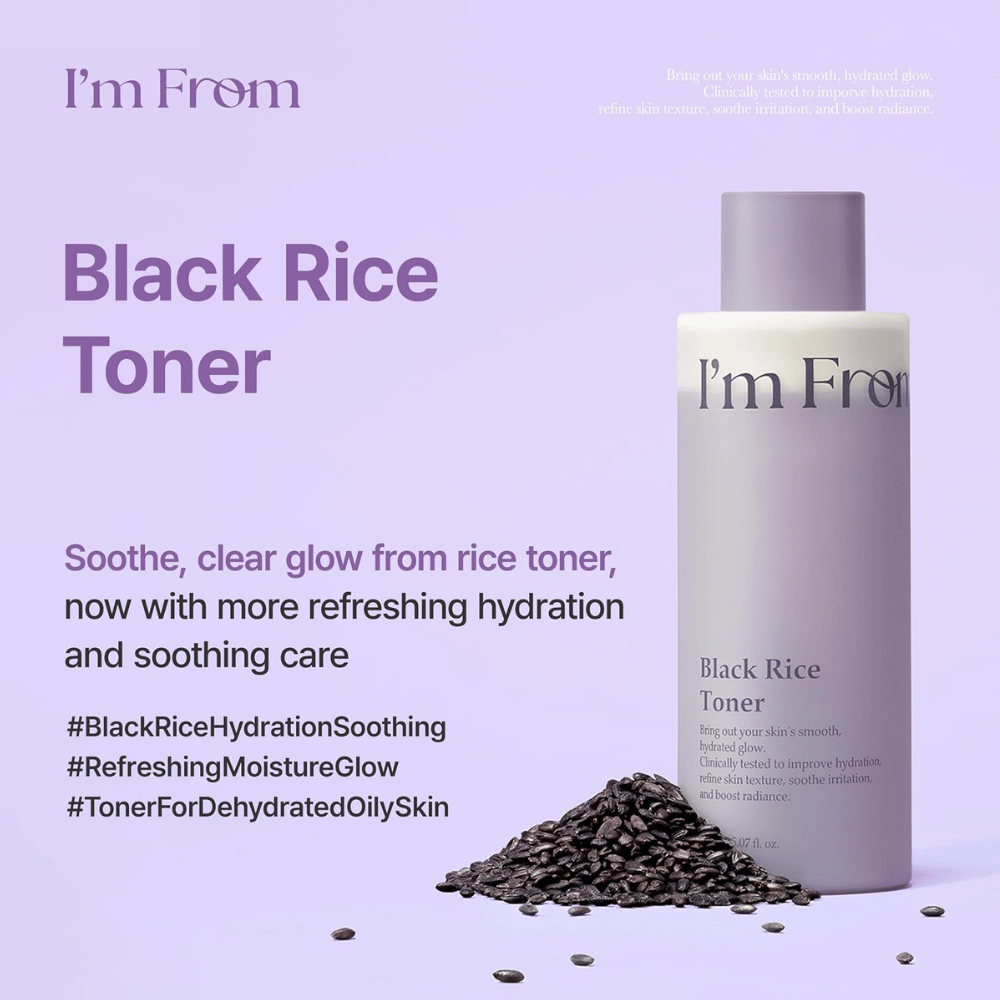 I'm From Black Rice Toner 150 ml mit schwarzem Reis, feuchtigkeitstoner in lila Flasche mit Reiskörnern vor helllila Hintergrund.