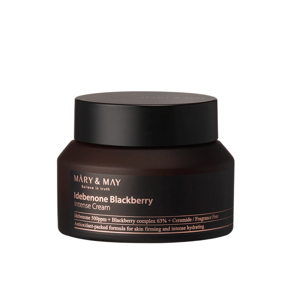 Ein Glas mit MARY & MAY Idebenone Blackberry Intense Cream. Diese Creme enthält 500 ppm Idebenon, 63% Brombeerkomplex und Ceramide, entwickelt, um der Haut intensive Feuchtigkeit und Festigkeit zu verleihen. Duftfrei und mit antioxidativer Formel angereichert.