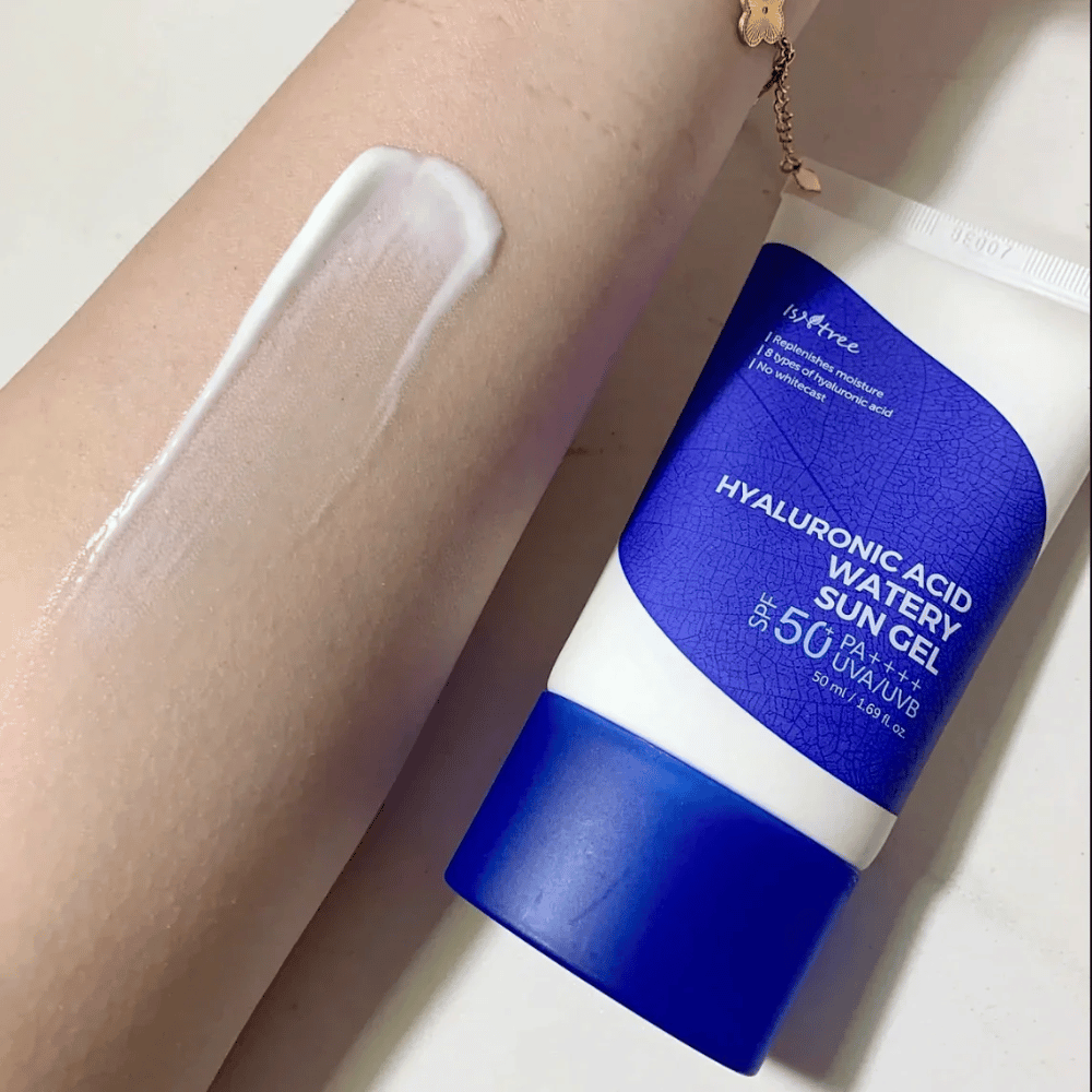 Isntree Hyaluronic Acid Watery Sun Gel SPF50+ PA++++ 50ml – feuchtigkeitsspendende Sonnencreme mit Hyaluronsäure, auf der Haut gezeigt ohne White Cast.