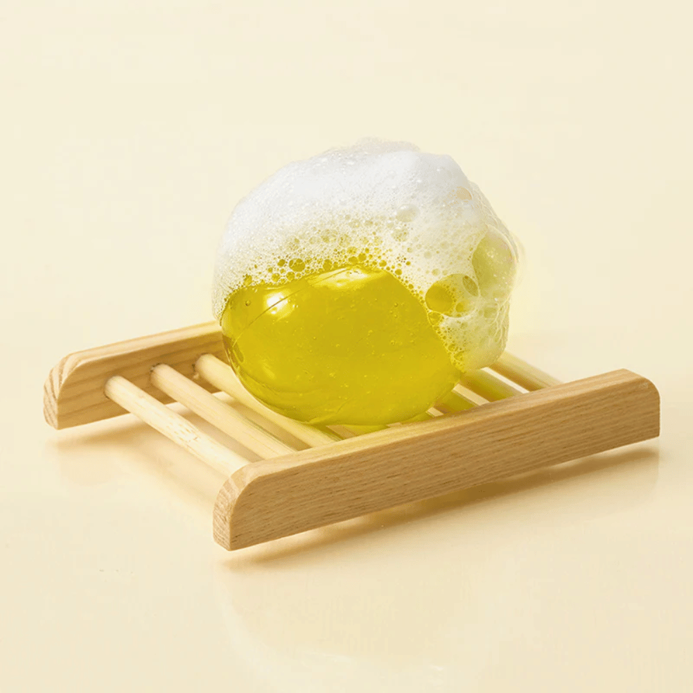 Schäumende Ongredients Jeju Cica Cleansing Ball auf Seifenschale – milde Reinigung, die die Hautbarriere stärkt und Reizungen verringert.