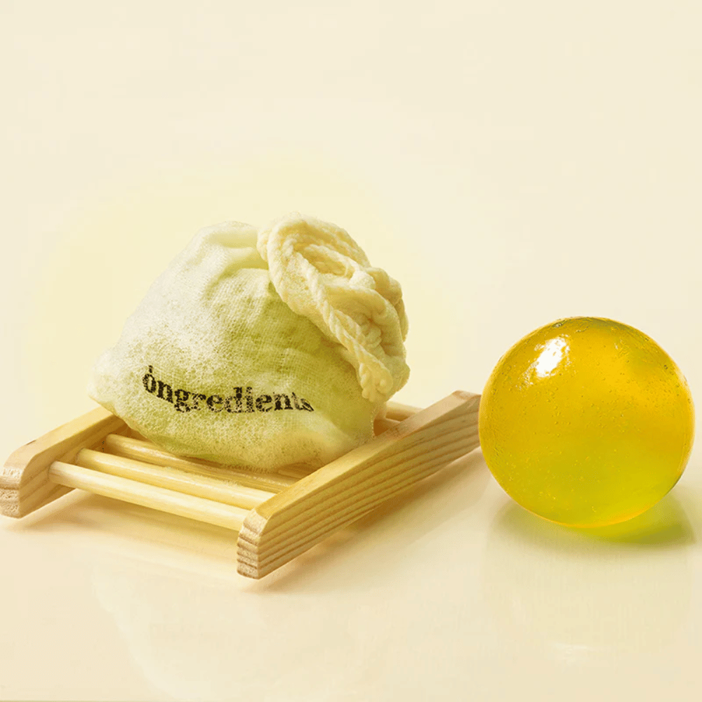 Ongredients Jeju Cica Cleansing Ball – feste Reinigung mit Stoffbeutel, sanft zur Haut und hergestellt mit pflanzlichen Inhaltsstoffen.