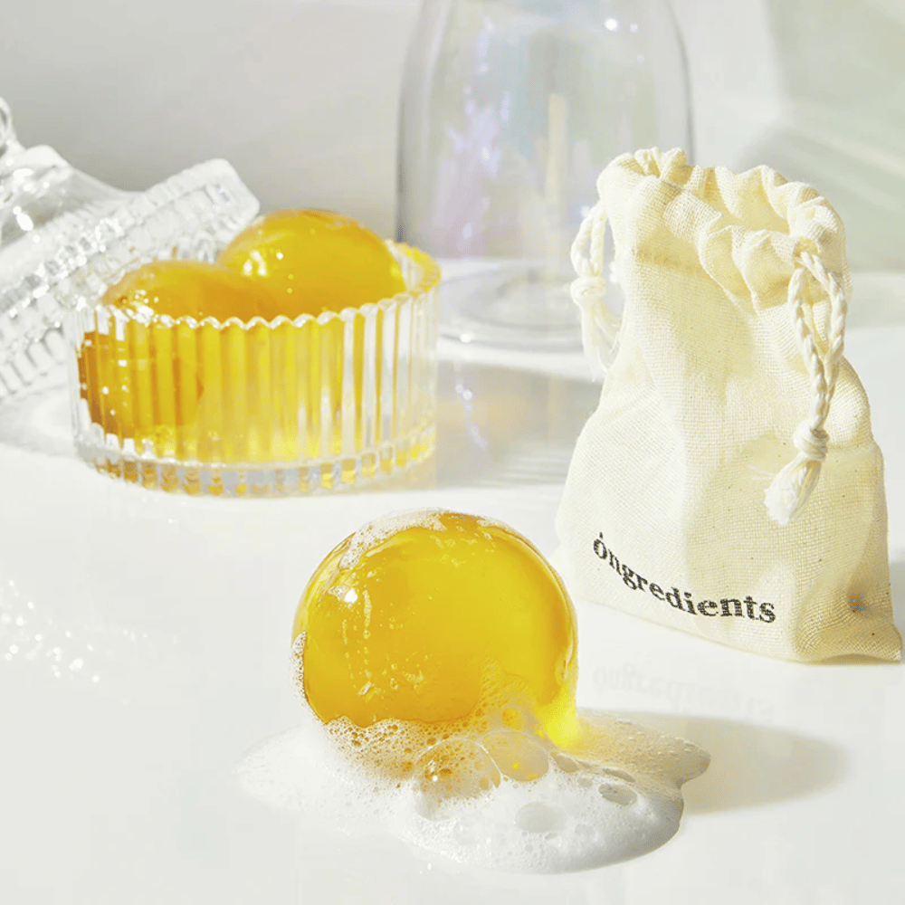 Jeju Cica Cleansing Ball von Ongredients – schäumender Reinigungsball im Glasbehälter, geliefert mit Stoffbeutel für die tägliche Gesichtsreinigung.