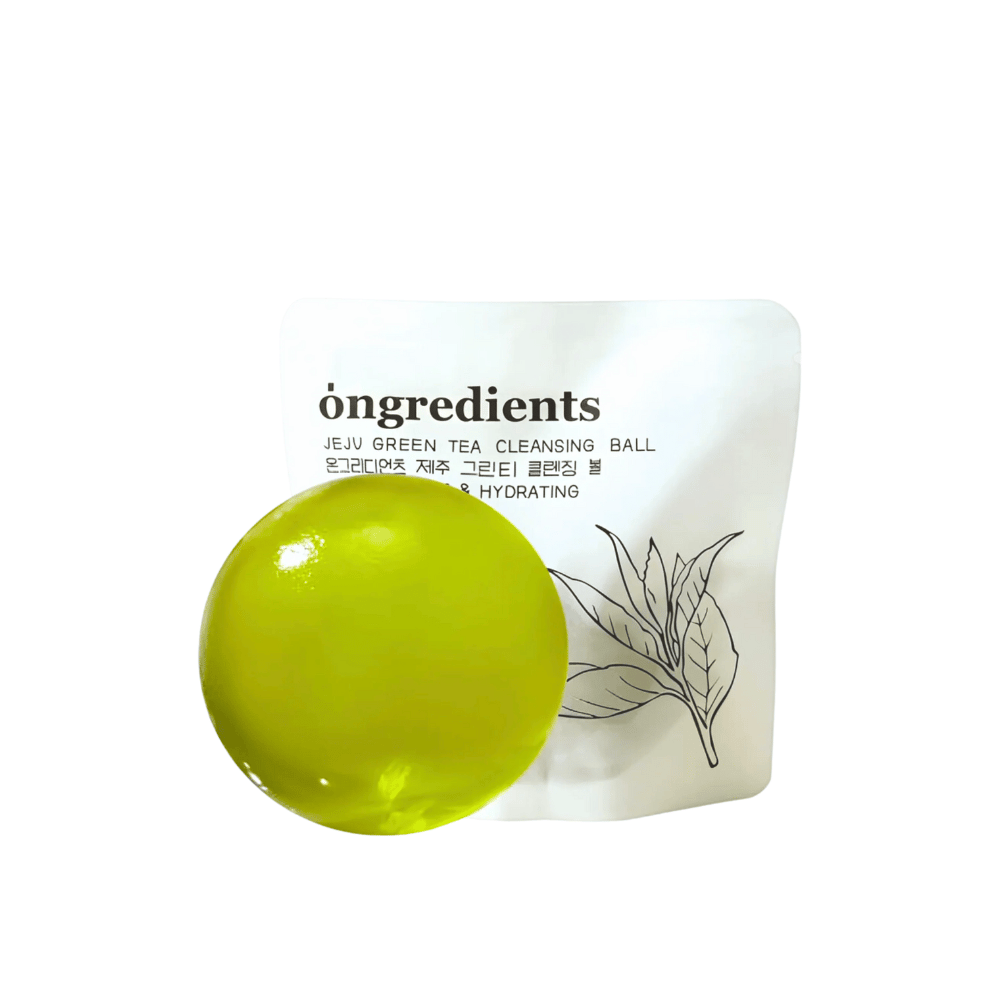 Produktbild von Óngredients Jeju Green Tea Cleansing Ball vor der Verpackung – vegane Reinigung, die die Haut erfrischt und mit Feuchtigkeit versorgt.
