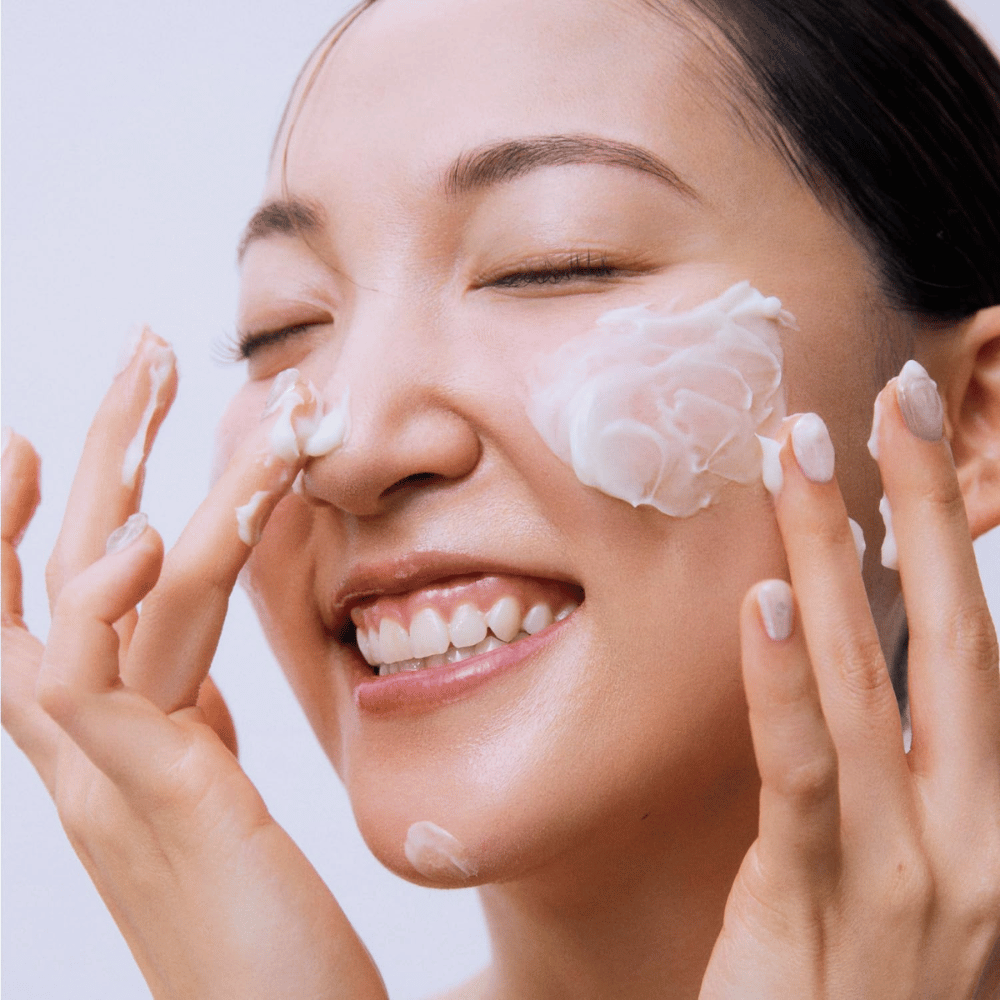Beauty of Joseon Jello Skin Massage Cream wird im Gesicht für eine feuchtigkeitsspendende Massage und eine gestärkte Hautbarriere angewendet.