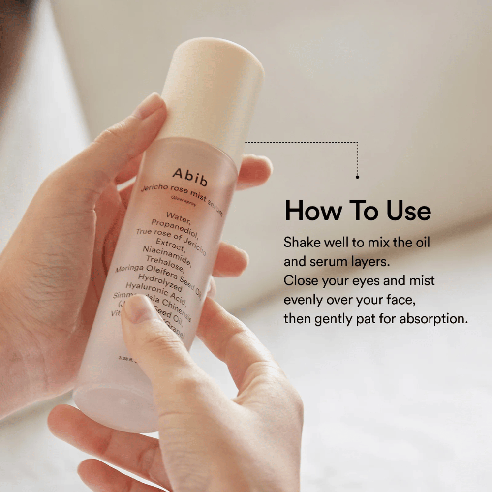 Person hält Abib Jericho Rose Mist Serum und zeigt, wie man die Flasche schüttelt, um Öl und Serum vor der Anwendung zu mischen.