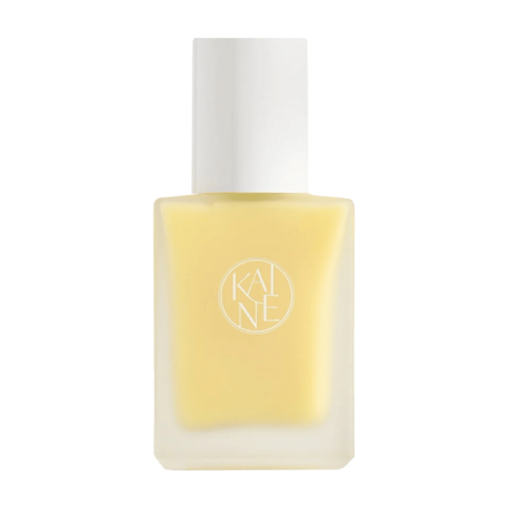 Eine gelbe Vita Drop Serum 30ml Flasche auf weißem Hintergrund mit KAINE Hautpflegeprodukten.