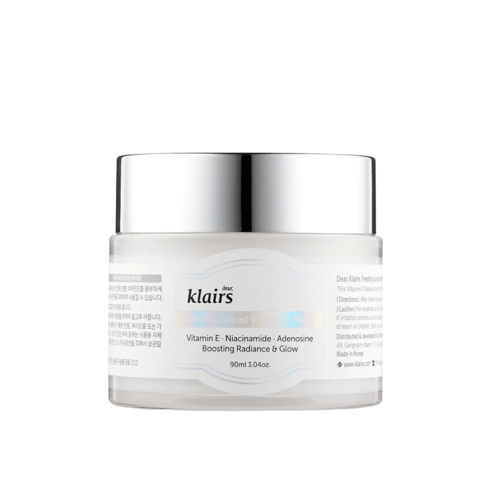 Geschlossene weiße Dose von Klairs Freshly Juiced Vitamin E Mask mit Text über Vitamin E, Niacinamid und Adenosin für Leuchtkraft, vor weißem Hintergrund.