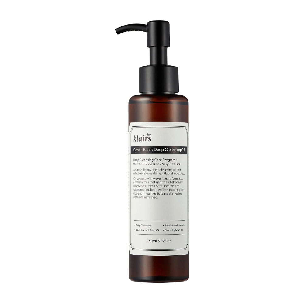 Flasche mit Klairs Gentle Black Deep Cleansing Oil, einem Reinigungsöl, mit schwarzem Pumpkopf und Text, der das Produkt beschreibt, vor einem weißen Hintergrund.