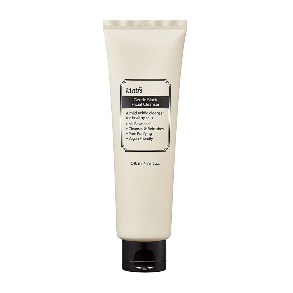 Eine Tube von Klairs Gentle Black Facial Cleanser mit schwarzem Deckel und Text über Eigenschaften, wie mild und pH-ausgeglichen, auf einem sauberen weißen Hintergrund.