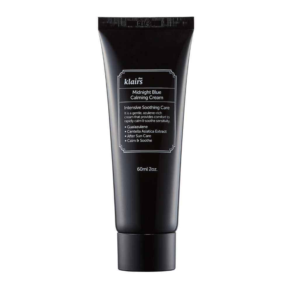 Eine schwarze Tube von Klairs Midnight Blue Calming Cream, beschrieben als eine intensiv beruhigende Creme, vor einem weißen Hintergrund.