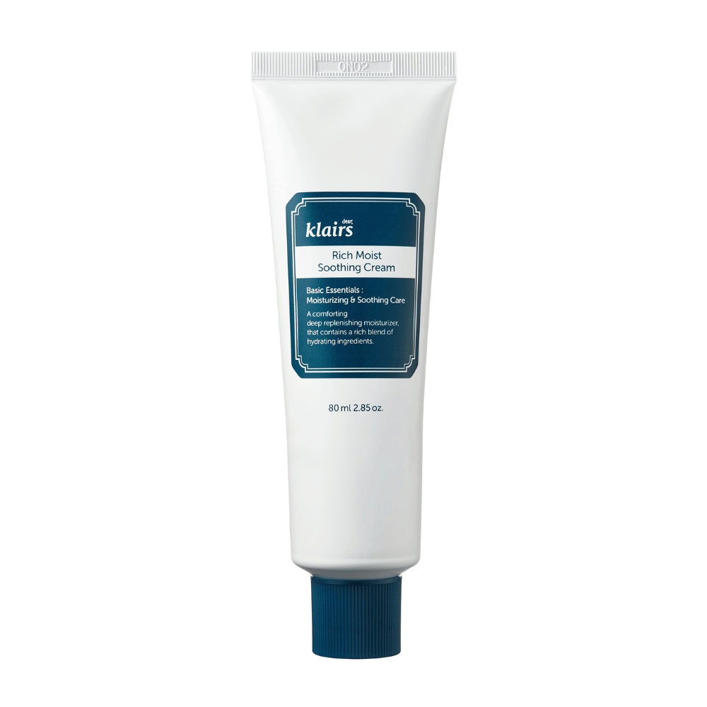 Eine Tube von Klairs Rich Moist Soothing Cream mit dunkelblauen Details und Produktinformationen, präsentiert vor einem sauberen weißen Hintergrund.