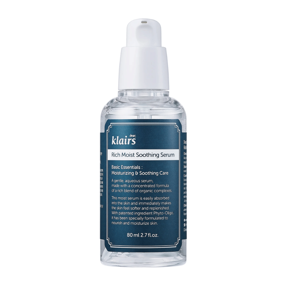 Eine durchsichtige Flasche mit Klairs Rich Moist Soothing Serum und weißem Tropfverschluss, vor einem weißen Hintergrund.