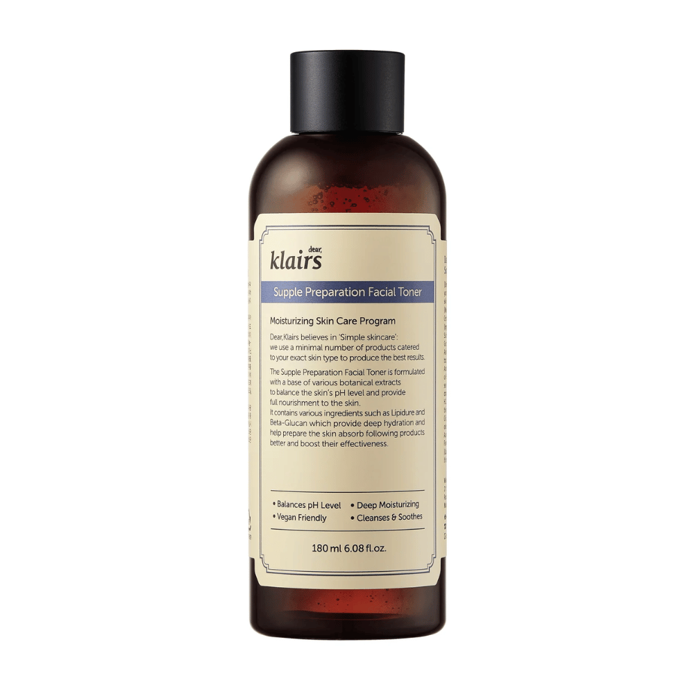 Eine braune Flasche von Klairs Supple Preparation Facial Toner mit weißem Etikett, detaillierten Produktinformationen und Vorteilen, vor einem weißen Hintergrund.
