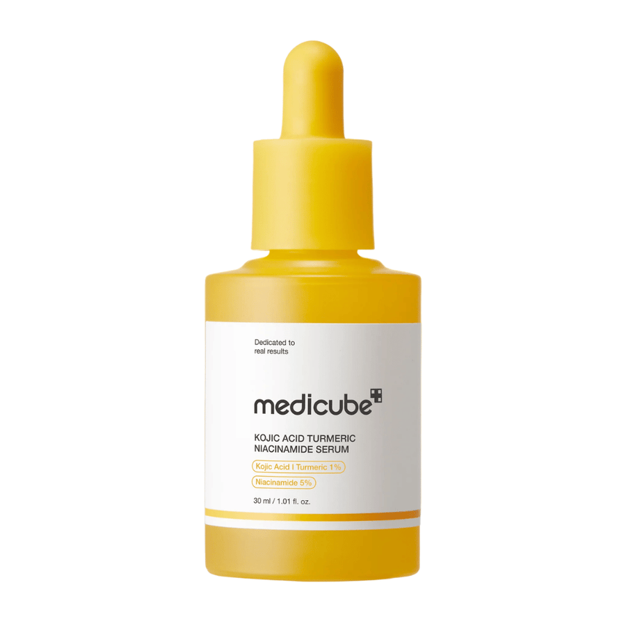 Freigestelltes Produktbild von Medicube Kojic Acid Turmeric Niacinamide Serum mit gelber Flasche und Pipette. Das minimalistische Design und die warmen Farben vermitteln einen modernen und klinischen Eindruck, während das Produkt gleichzeitig mit Glow und Brightening-Skincare assoziiert wird.