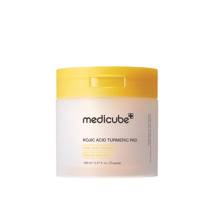 Freigestelltes Produktbild von Medicube Kojic Acid Turmeric Pad in gelber Dose mit exfolierenden Pads, die Kojisäure, Kurkuma und Glykolsäure enthalten, für einen ebenmäßigeren Hautton und Glow.