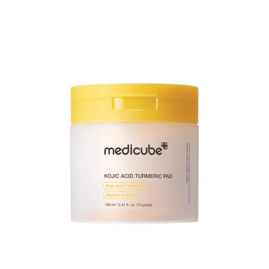 Freigestelltes Produktbild von Medicube Kojic Acid Turmeric Pad in gelber Dose mit exfolierenden Pads, die Kojisäure, Kurkuma und Glykolsäure enthalten, für einen ebenmäßigeren Hautton und Glow.